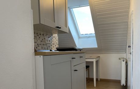 Küche möbliertes Zimmer in Neufahrn
