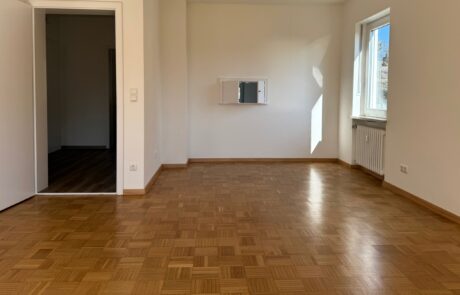Wohnzimmer Zweizimmer-Wohnung mit Balkon in München-Untermenzing