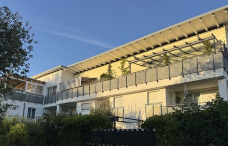 Hausansicht Moderne 3-Zimmer-Wohnung mit großer Dachterrasse zur Miete in Neufahrn