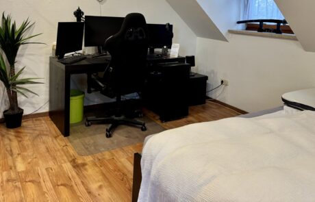 Schlafzimmer 2-Zimmer-Maisonette-Wohnung Schlafzimmer 2-Zimmer-Maisonette-Wohnung in Fahrenzhausen-Weng mieten